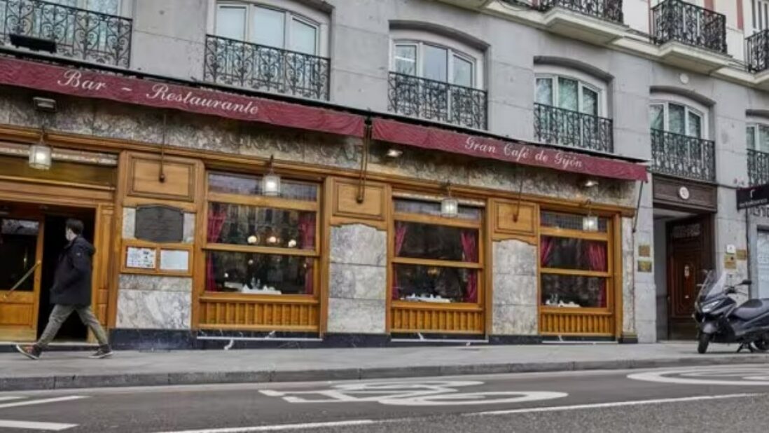 Fachada del emblem&aacute;tico Caf&eacute; Gij&oacute;n en Madrid con un transe&uacute;nte.
