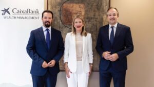 Tres directivos de CaixaBank posando en la inauguración de su nuevo club financiero.