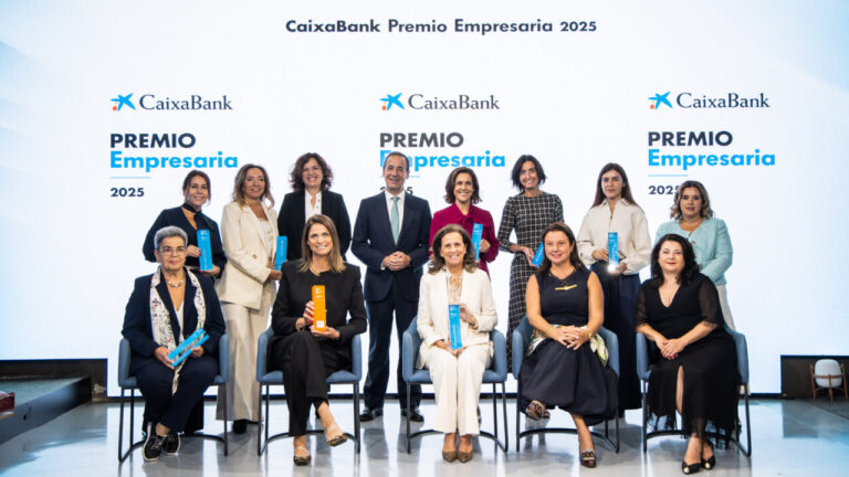 Grupo de mujeres premiadas en el CaixaBank Premio Empresaria 2025