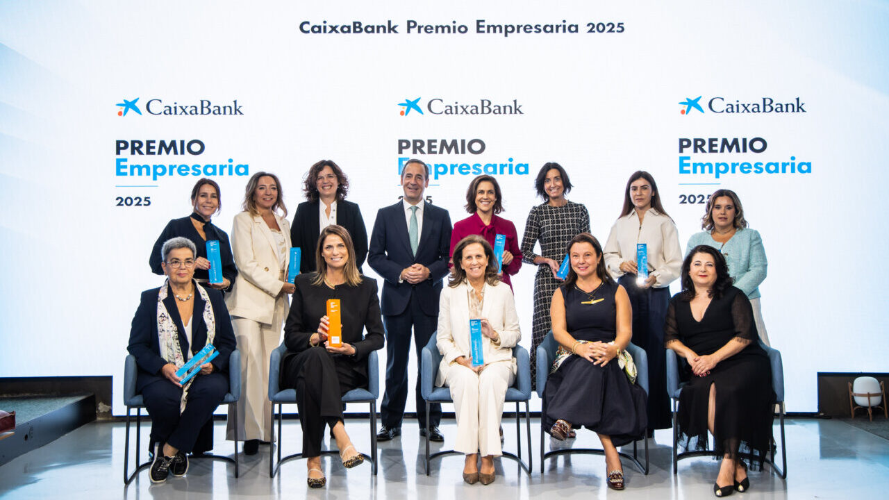 Grupo de mujeres premiadas en el CaixaBank Premio Empresaria 2025