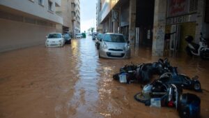 Calle inundada en Ibiza con coches y motos sumergidos en agua
