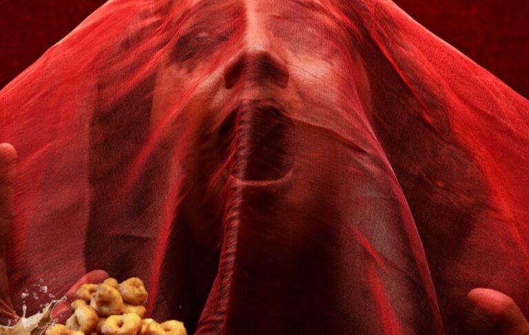 Persona cubierta con tela roja en celebración de Halloween