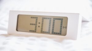 Reloj digital mostrando la hora 3:00 en un fondo claro