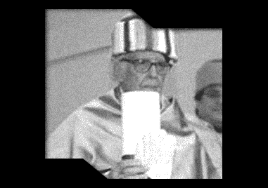 Camilo José Cela sosteniendo un documento en un evento