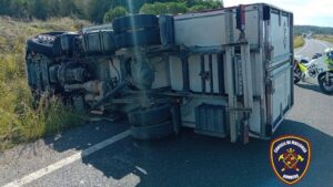 Camión volcado en la carretera entre Manacor y Sant Llorenç tras un accidente.