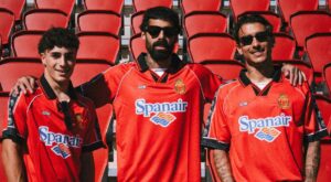 Jugadores del RCD Mallorca vistiendo camiseta retro en el estadio