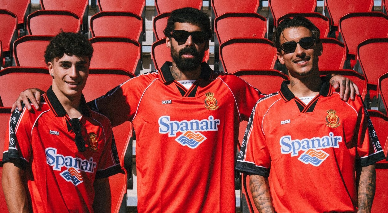 Jugadores del RCD Mallorca vistiendo camiseta retro en el estadio