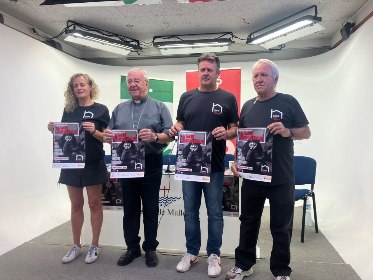 Cuatro personas sosteniendo carteles de la campaña por el Día de las Personas Sin Hogar en Mallorca