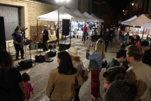 Actuación musical en el Canal'Art 2025 en Santanyí con público disfrutando.