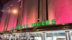 Fachada iluminada de El Corte Inglés en rosa por el cáncer de mama