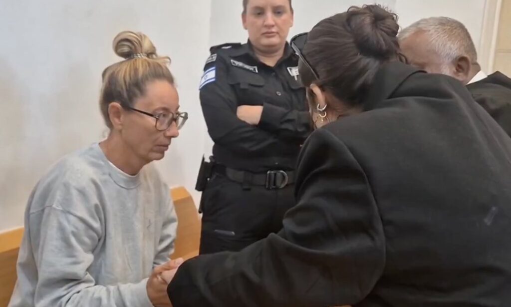 Reyes Rigo, con su abogada y un intérprete en el tribunal israelí