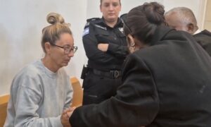 Reyes Rigo, con su abogada y un intérprete en el tribunal israelí