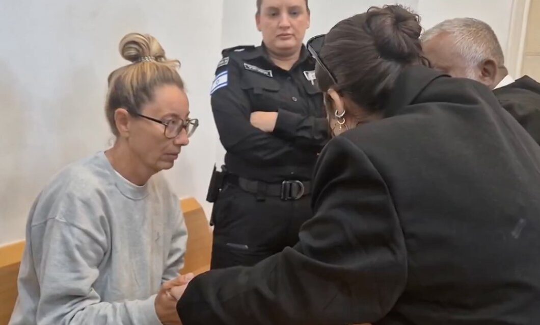 Reyes Rigo, con su abogada y un intérprete en el tribunal israelí