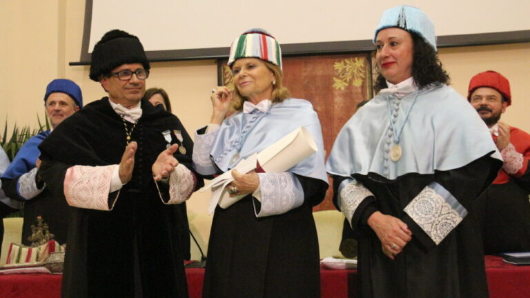 Ceremonia con Carme Riera y otros participantes en trajes académicos