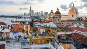 Vista panorámica de Cartagena de Indias con edificios históricos y modernos