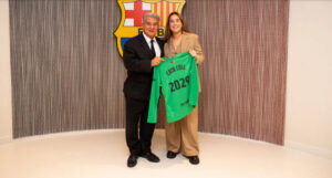 Cata Coll con el presidente del Barça mostrando su nuevo contrato