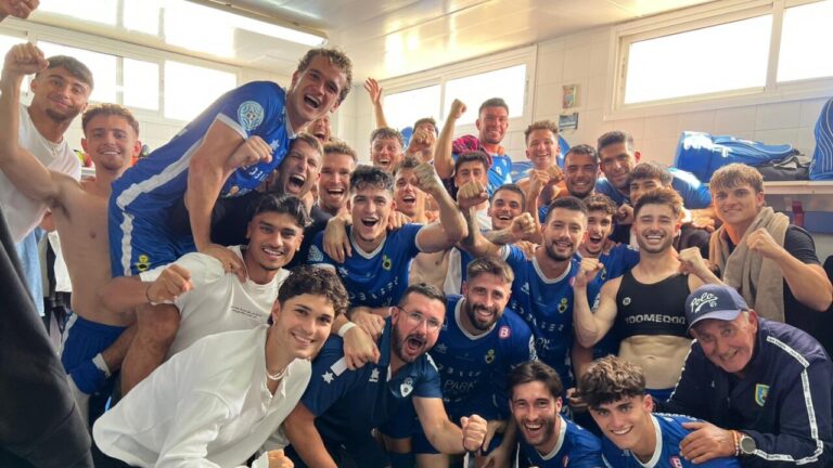 Jugadores del Andratx celebrando victoria en vestuario tras el derbi