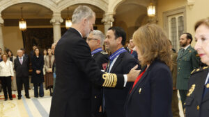 El Rey Felipe VI impone la Encomienda al Mérito Civil a Manuel Fraga, director del Real Club Náutico de Palma