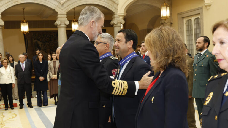 El Rey Felipe VI impone la Encomienda al Mérito Civil a Manuel Fraga, director del Real Club Náutico de Palma