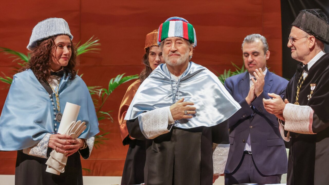 Grupo de personas en ceremonia con vestimenta tradicional