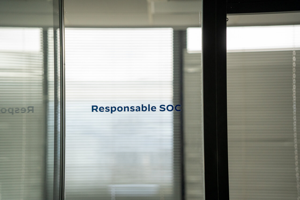 Puerta de oficina con el texto Responsable SOC en vidrio