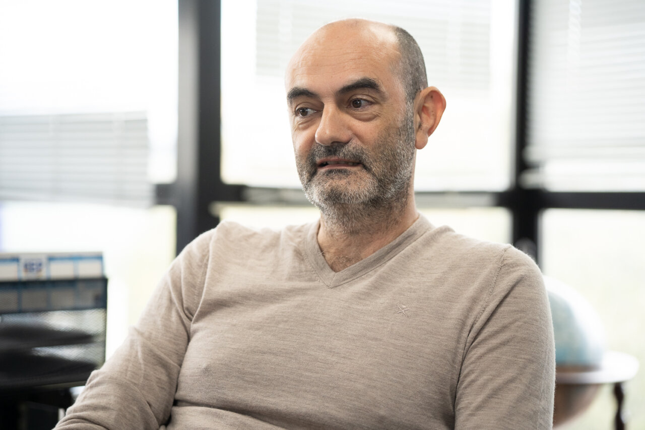 Hombre hablando sobre ciberseguridad en una oficina