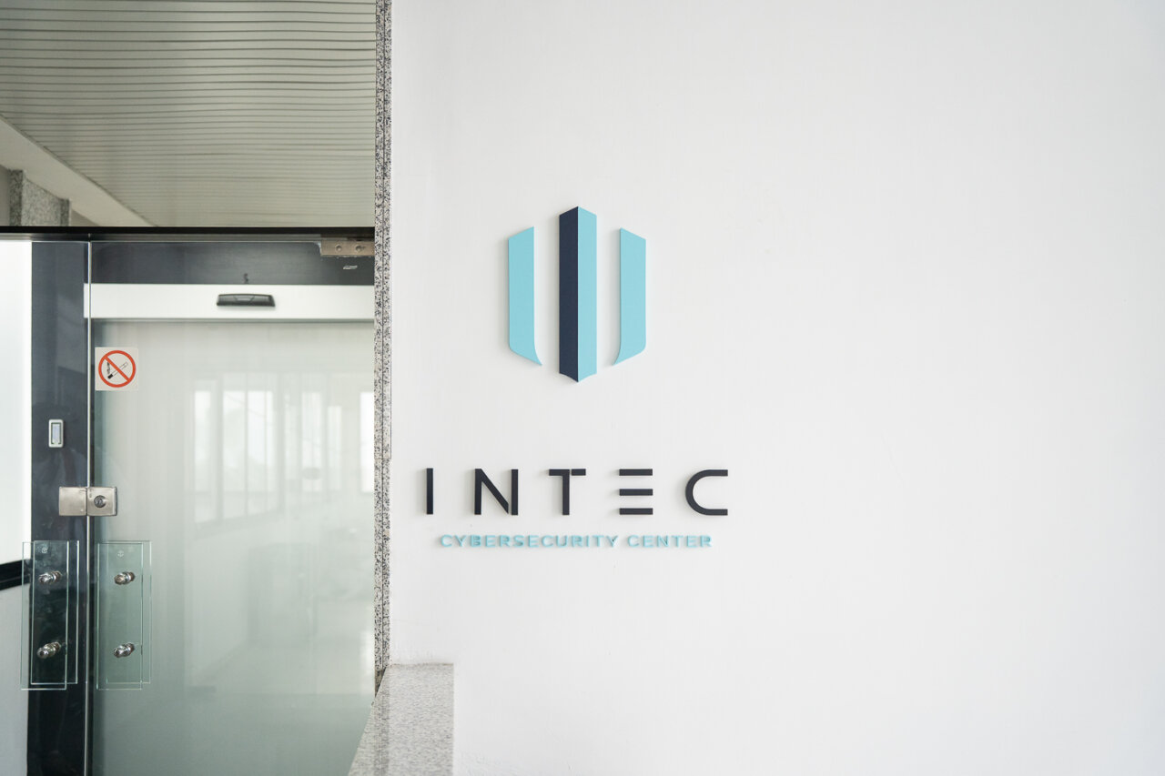 Logo del centro de ciberseguridad INTEC en la pared