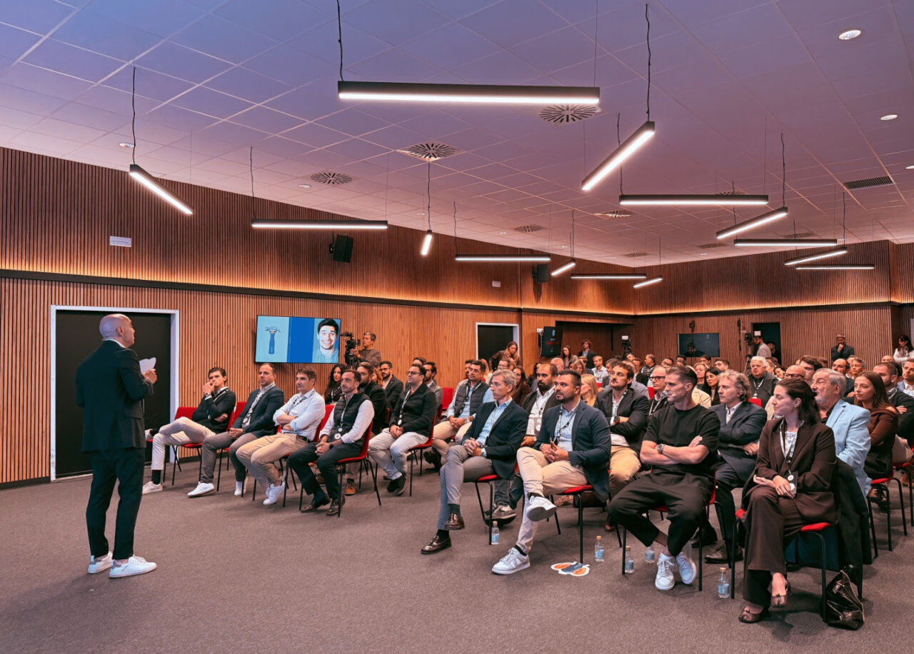 Cipri Quintas hablando ante un público en un evento empresarial.