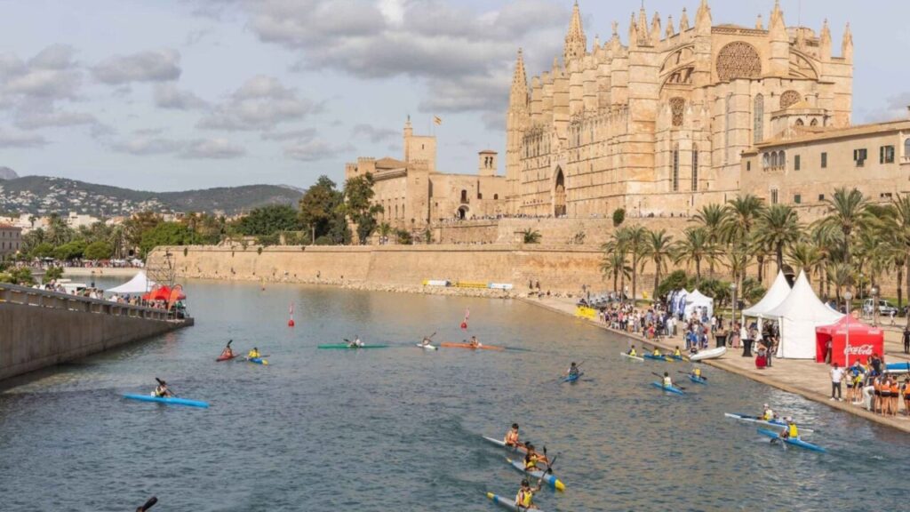 Competidores en piraguismo en la Ciutat de Palma con la catedral al fondo