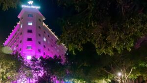 Fachada de la Clínica Rotger iluminada de rosa por el Día Mundial contra el Cáncer de Mama