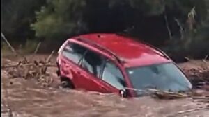 Coche arrastrado por torrente en Ibiza por las inundaciones
