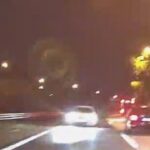 Coche circulando en dirección contraria en una autopista oscura