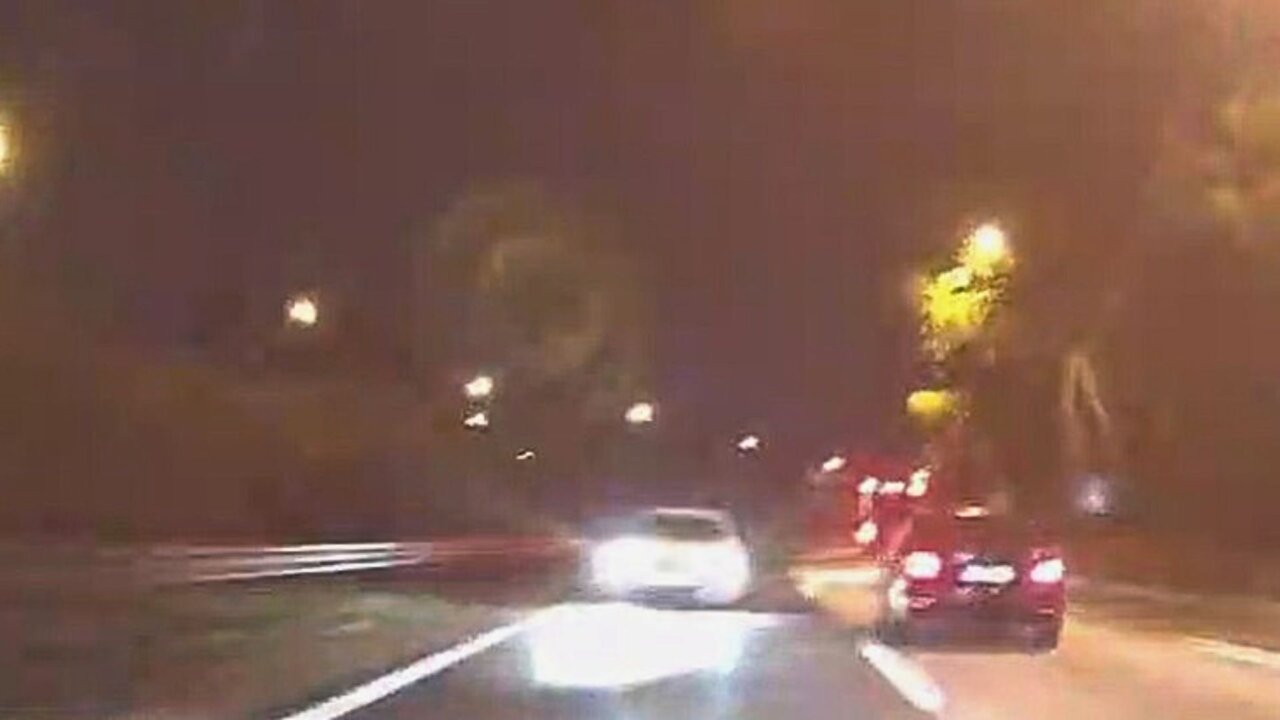 Coche circulando en dirección contraria en una autopista oscura