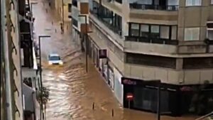 Coche en una calle inundada en Ibiza durante fuertes lluvias