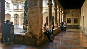 Estudiantes en el patio del colegio de Montesión en Palma