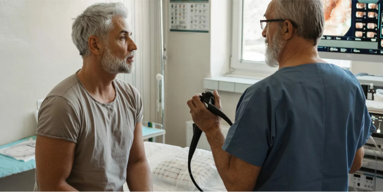 Paciente en consulta médica antes de una colonoscopia