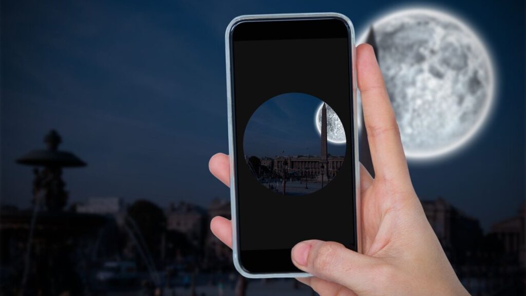 Persona tomando foto de la luna llena con un móvil