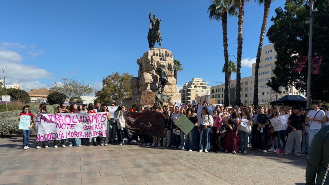 Estudiantes en Palma protestando contra el acoso escolar con pancartas.