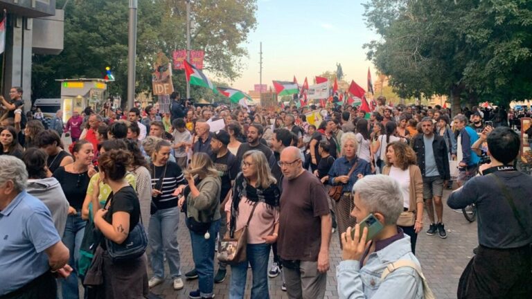 Multitud de personas en la concentración a favor de Palestina en Palma