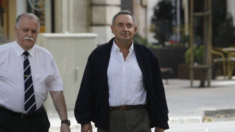 El expárroco de Can Picafort caminando junto a un hombre en la calle.