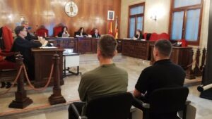 Condenan a un profesor de baile y a su novio por abusos sexuales a un alumno, menor de edad