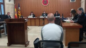 Seis años de cárcel por una noche de karaoke que acabó a navajazos en Palma