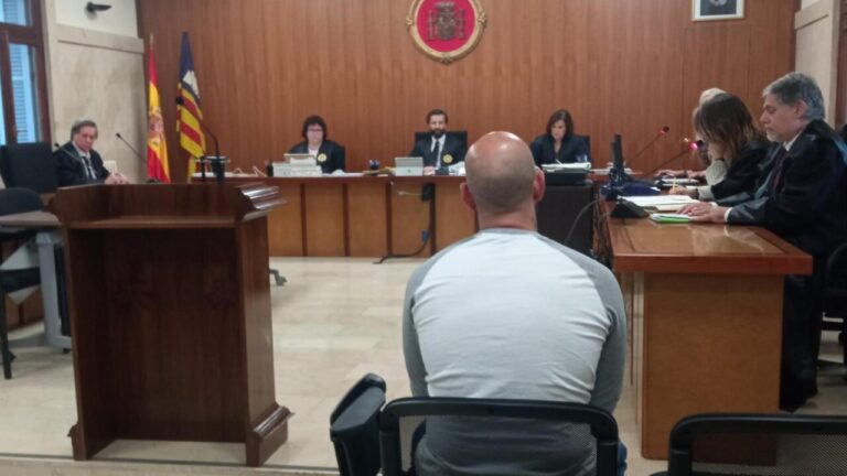 Seis años de cárcel por una noche de karaoke que acabó a navajazos en Palma