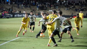 Jugadores del Constància y Girona compiten en un partido de fútbol