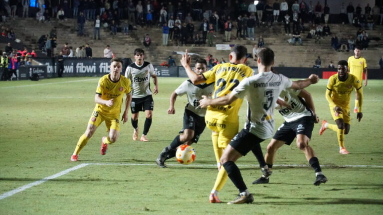 Jugadores del Const&agrave;ncia y Girona compiten en un partido de f&uacute;tbol
