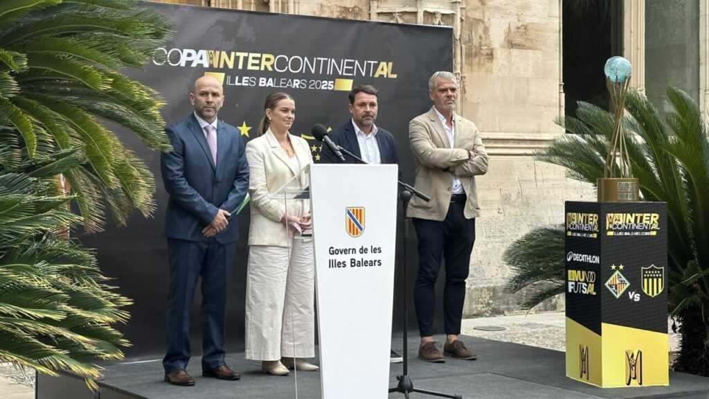 Presentación de la Copa Intercontinental en Illes Balears con trofeo y autoridades