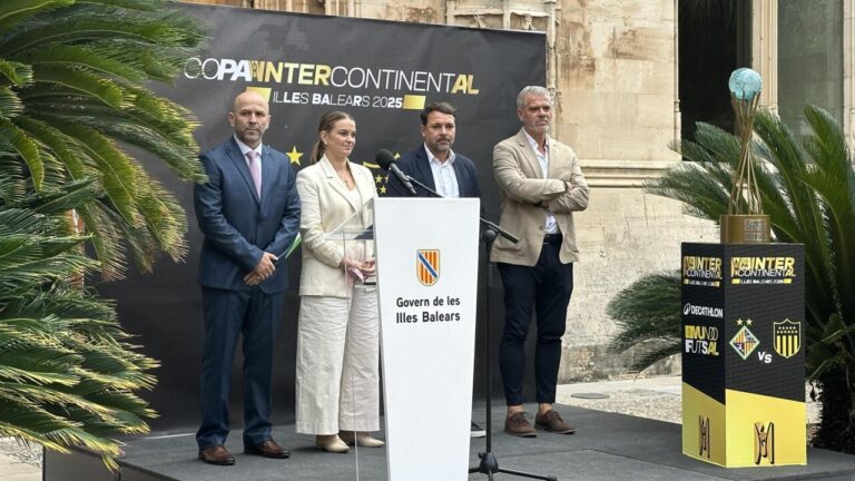 Presentación de la Copa Intercontinental en Illes Balears con trofeo y autoridades