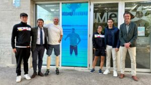 Grupo de personas rindiendo homenaje a Xavi Torres en piscina municipal