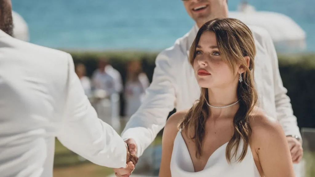 Escena de boda de la película Culpa Nuestra con protagonistas en primer plano