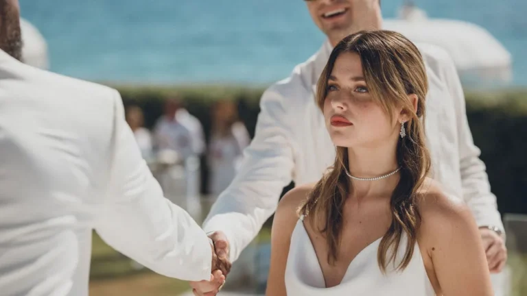 Escena de boda de la película Culpa Nuestra con protagonistas en primer plano